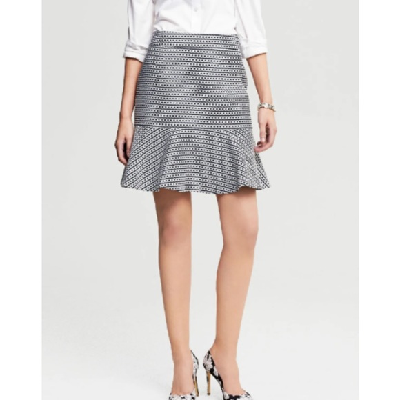 Banana Republic Dresses & Skirts - Banana Republic Chain Print Flounce Skirt Size 8